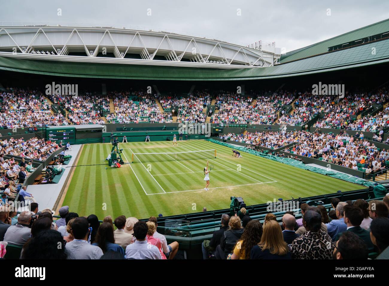 Vista generale della Corte n°1 come Emma Raducanu del GB gioca Sorana Cirstea della Romania in una partita delle Ladies’ Singles durante i Campionati di Wimbledon 2021. Foto Stock