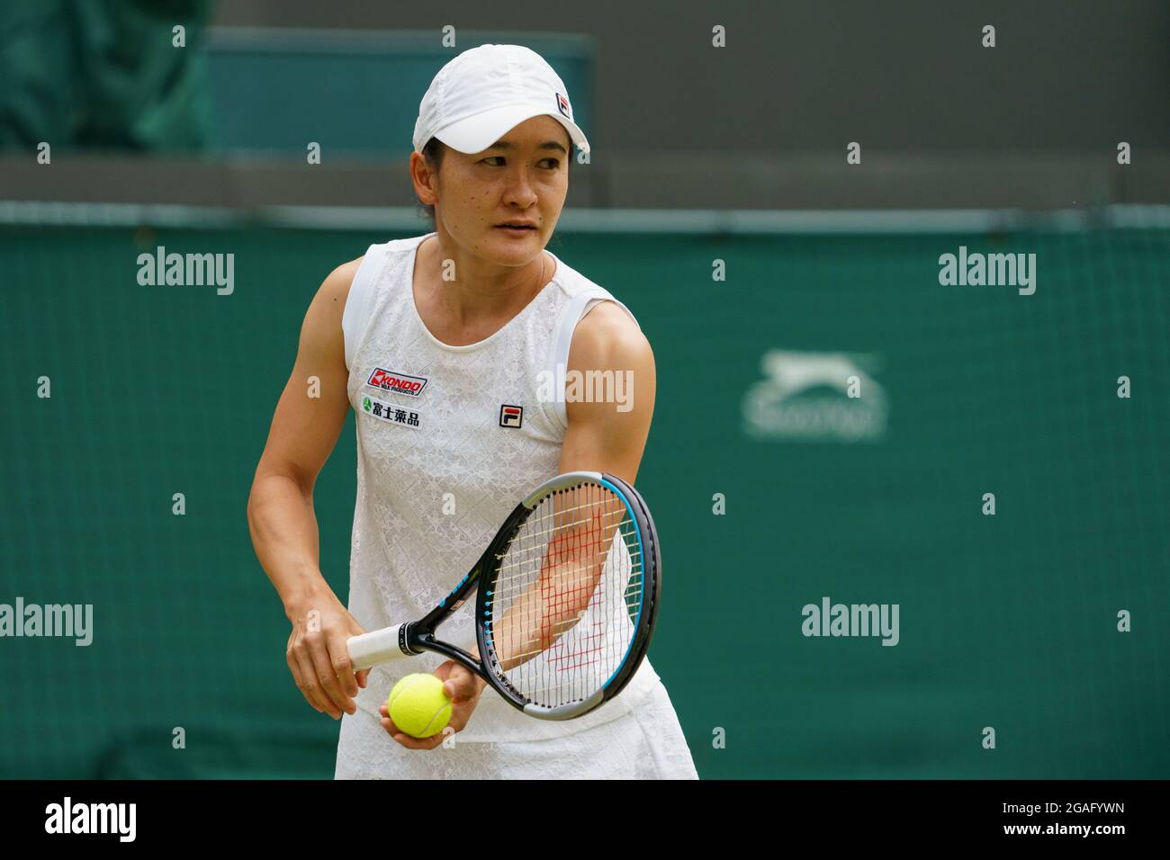 Shunko Aoyama del Giappone durante la sua partita delle Figlie di Ladies’ Doubles a Wimbledon Foto Stock