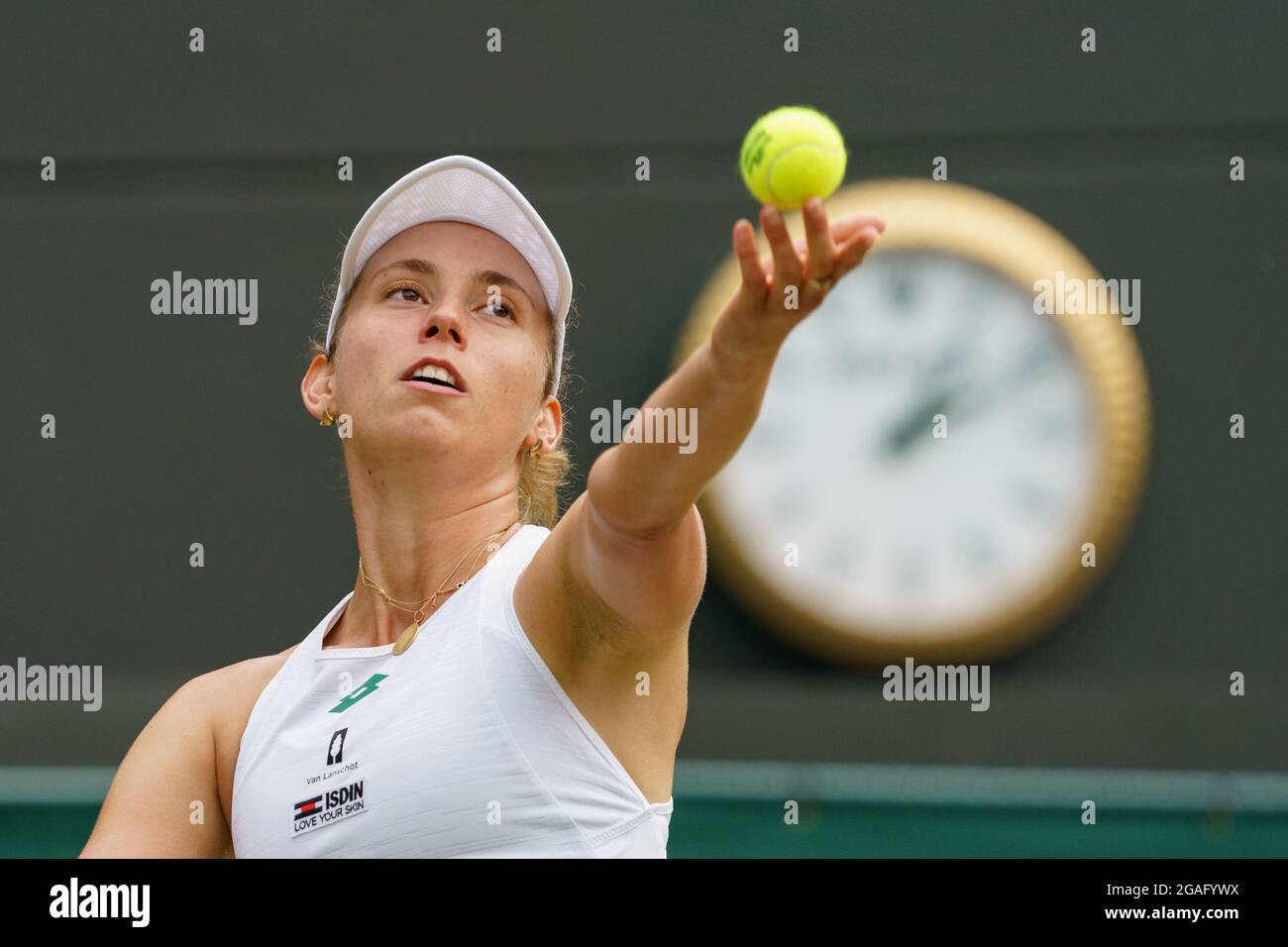 Elise Mertens del Belgio durante la sua Ladies’ Doubles Match a Wimbledon 2021 Foto Stock