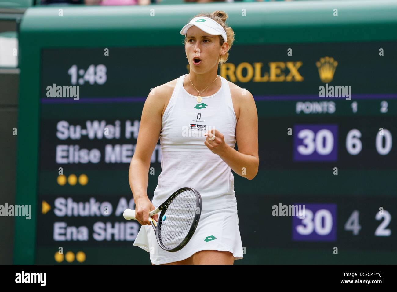 Elise Mertens del Belgio durante la sua Ladies’ Doubles Match a Wimbledon 2021 Foto Stock