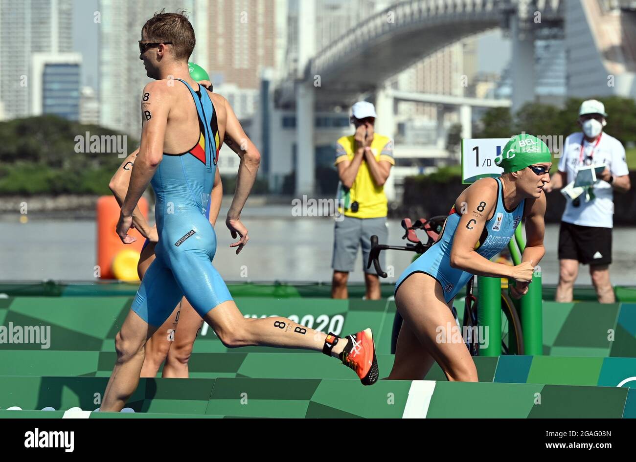 Il belga Marten Van Riel e il belga Valerie Barthelemy hanno ritratto in azione durante la gara di triathlon a staffetta mista il nono giorno della 'Tokyo 2020 OL Foto Stock