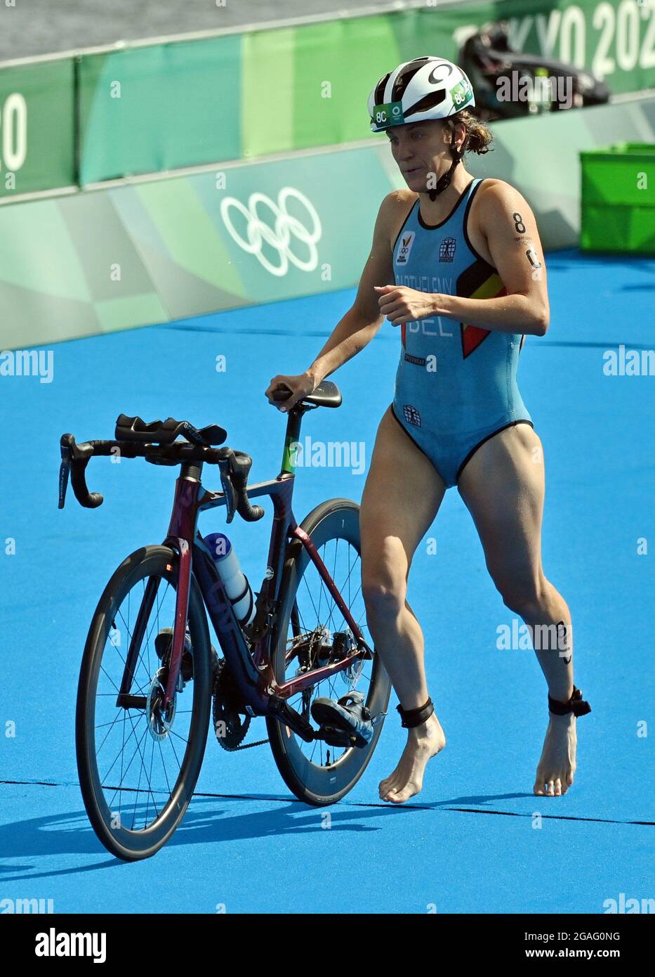 La belga Valerie Barthelemy ha ritratto in azione durante la parte in moto della gara a relè misto triathlon il nono giorno dei Giochi Olimpici 'Tokyo 2020 Foto Stock