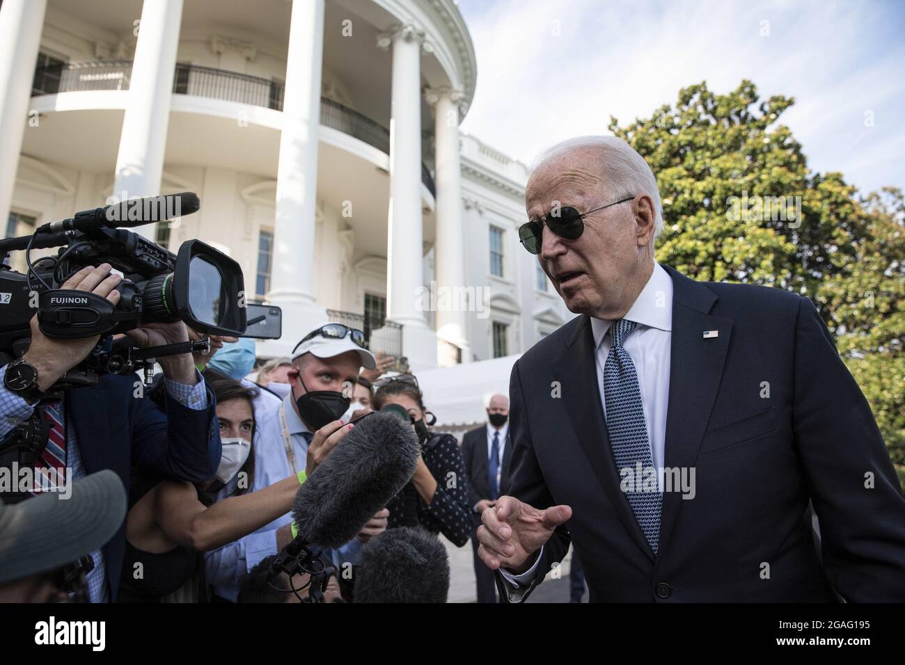 Washington, Stati Uniti. 30 luglio 2021. Il presidente Joe Biden parla con i giornalisti fuori dalla Casa Bianca prima di salire a bordo di Marine One per un fine settimana al Camp David di Washington, DC, venerdì 30 luglio 2021. Oggi il Presidente Biden ha incontrato i Governatori per la prevenzione degli incendi e Cuba-Americani per i disordini civili. Foto di Sarah Silbiger/UPI Credit: UPI/Alamy Live News Foto Stock