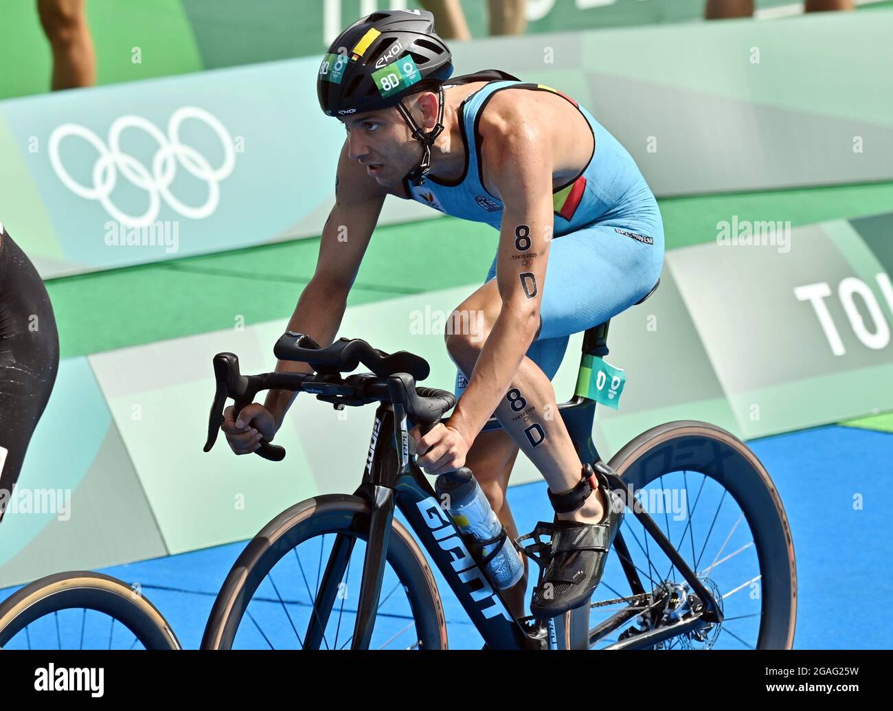 Il triatleta belga Jelle Geens ha raffigurato in azione durante la parte in moto della gara di triathlon misto a relè il nono giorno della 'Tokyo 2020 Olympic G Foto Stock