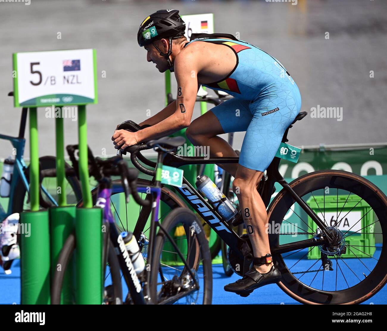 Il belga Jelle Geens ha raffigurato in azione durante la parte in moto della corsa a relè mista triathlon il nono giorno dei 'Giochi Olimpici di Tokyo 2020' in to Foto Stock