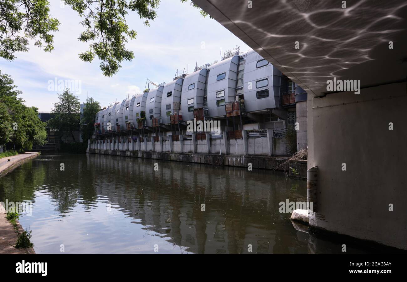 Alloggio classificato Grand Union Walk di grado II da Nicholas Grimshaw e Regent's Canal a Camden Town. Foto Stock