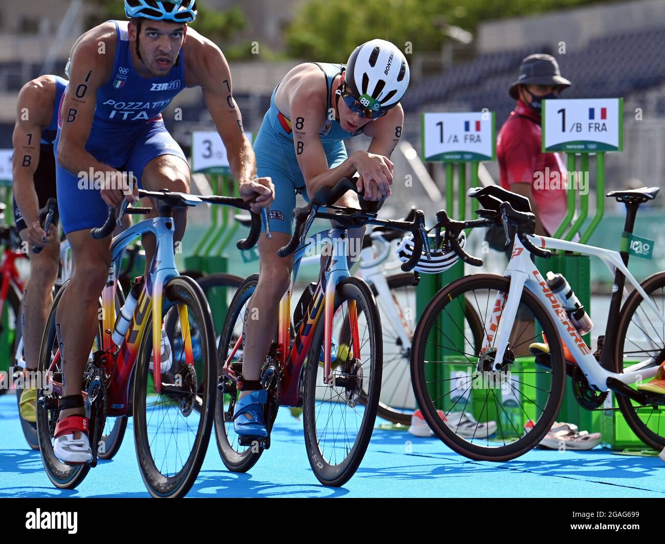 Il belga Marten Van Riel ha raffigurato in azione durante la parte in moto della gara di triathlon a relè misto il nono giorno dei 'Giochi Olimpici di Tokyo 2020' i Foto Stock
