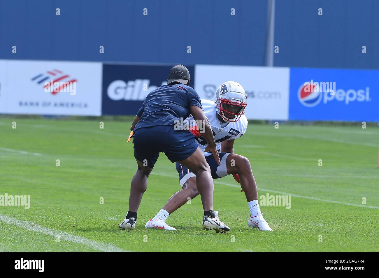 Presso il campo di allenamento dei Patriots del New England, che si tiene nei campi di allenamento del Gillette Stadium, a Foxborough, Massachusetts. Eric Canha/CSM Foto Stock