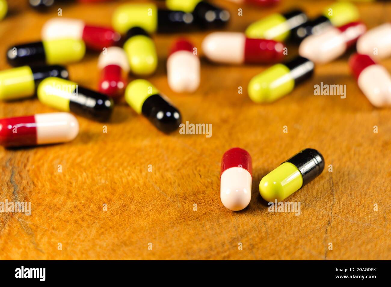 Prescrizione capsule di farmaci su superficie di legno primo piano Foto Stock