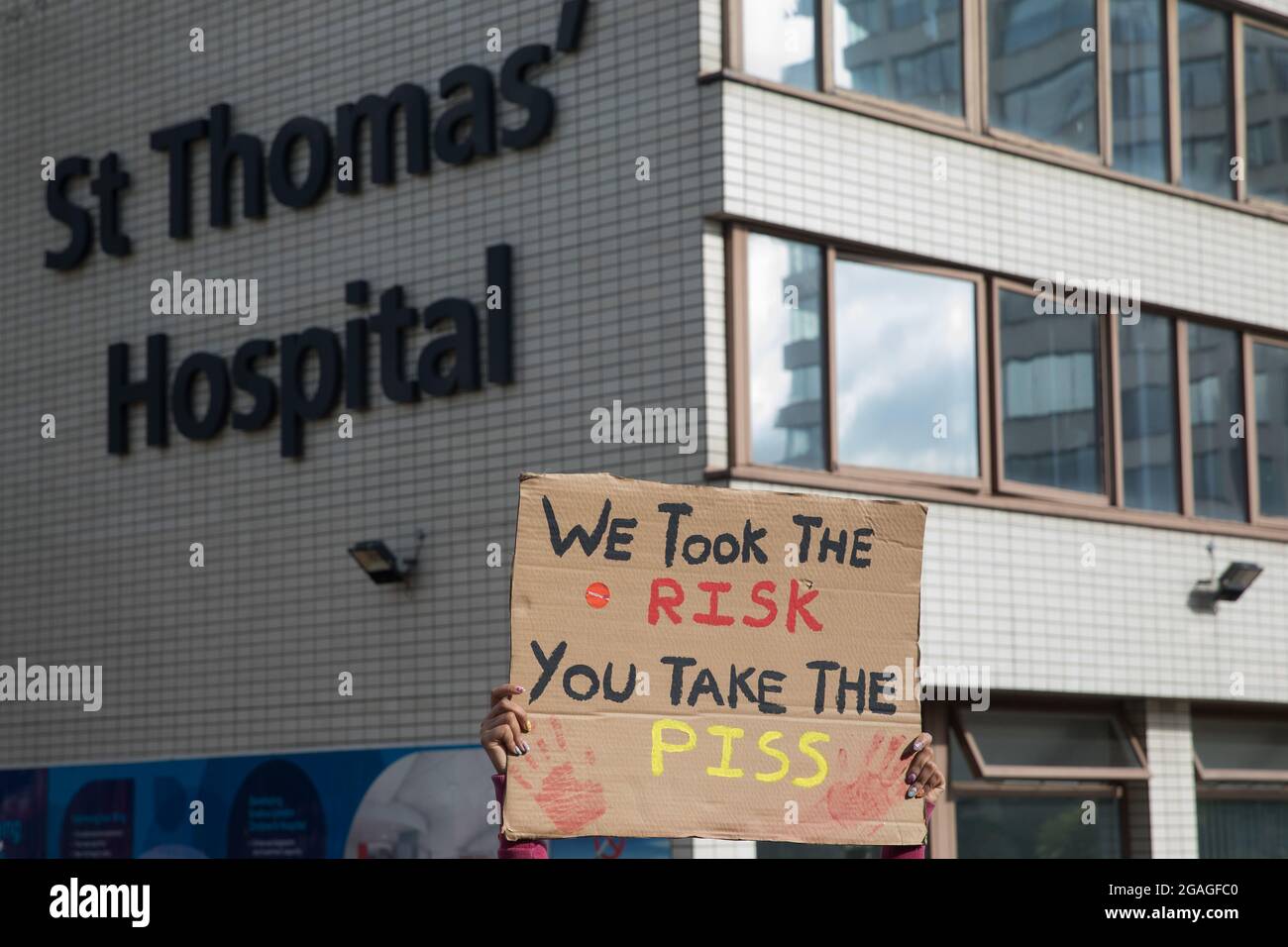 Londra, Regno Unito. 30 luglio 2021. Un segno è tenuto nell'aria prima di una marcia da parte del personale di NHS dal St Thomas' Hospital a Downing Street per protestare contro la raccomandazione del NHS Pay Review Body di un aumento di retribuzione del 3% per il personale di NHS in Inghilterra. La marcia di protesta è stata sostenuta da Unite l'Unione, Che ha invitato Amanda Pritchard, capo esecutivo della NHS England, a garantire che un aumento delle retribuzioni della NHS provenga da nuovi fondi del Tesoro piuttosto che dai bilanci esistenti della NHS e che presto dovrebbe mettere un referendum consultivo per l'azione industriale ai suoi membri. Credit: Mark Kerrison/Alamy Live News Foto Stock