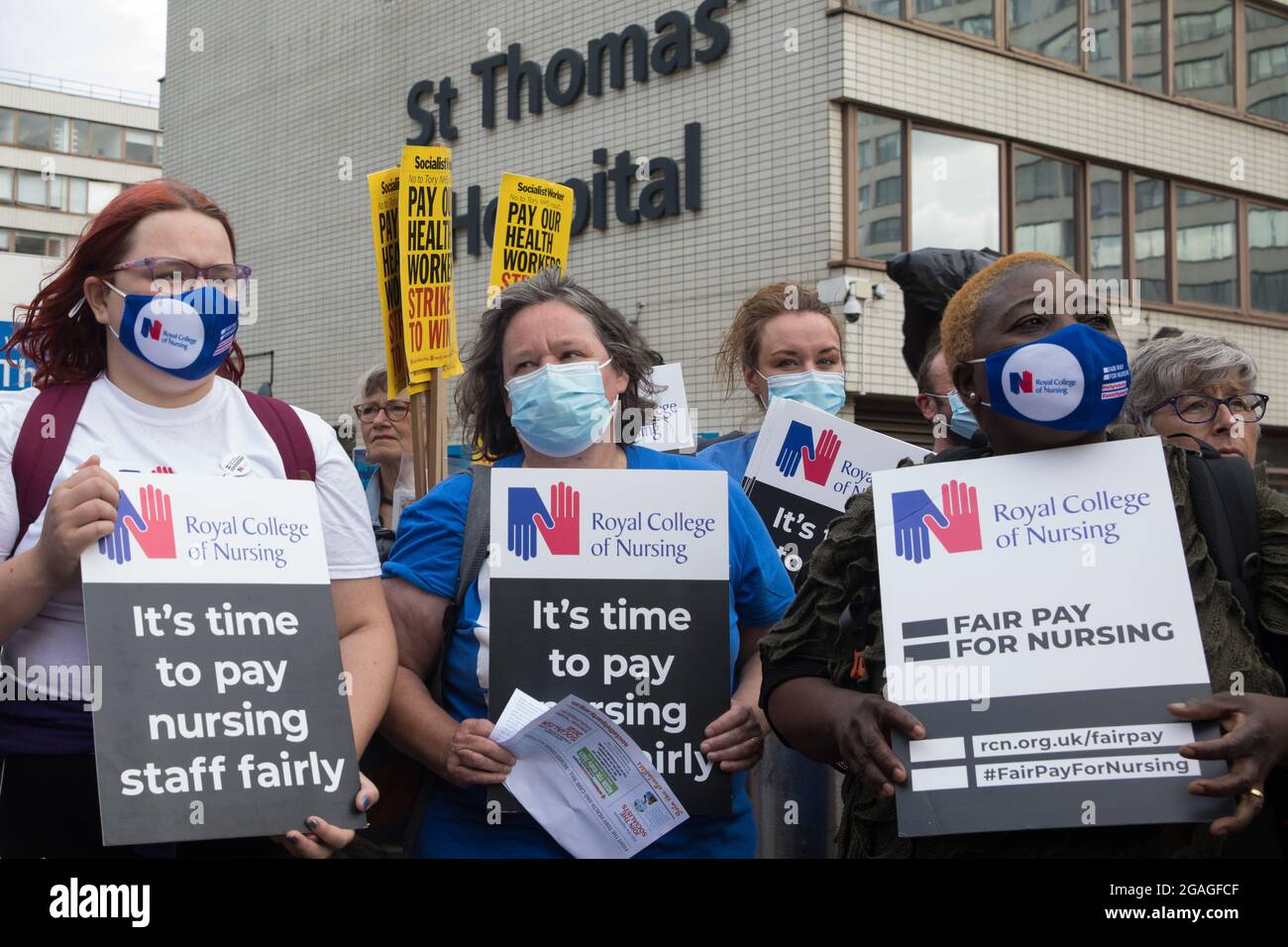 Londra, Regno Unito. 30 luglio 2021. Il personale dell'NHS marcia dal St Thomas' Hospital a Downing Street per protestare contro la raccomandazione dell'NHS Pay Review Body di un aumento salariale del 3% per il personale dell'NHS in Inghilterra. La marcia di protesta è stata sostenuta da Unite l'Unione, Che ha invitato Amanda Pritchard, capo esecutivo della NHS England, a garantire che un aumento delle retribuzioni della NHS provenga da nuovi fondi del Tesoro piuttosto che dai bilanci esistenti della NHS e che presto dovrebbe mettere un referendum consultivo per l'azione industriale ai suoi membri. Credit: Mark Kerrison/Alamy Live News Foto Stock