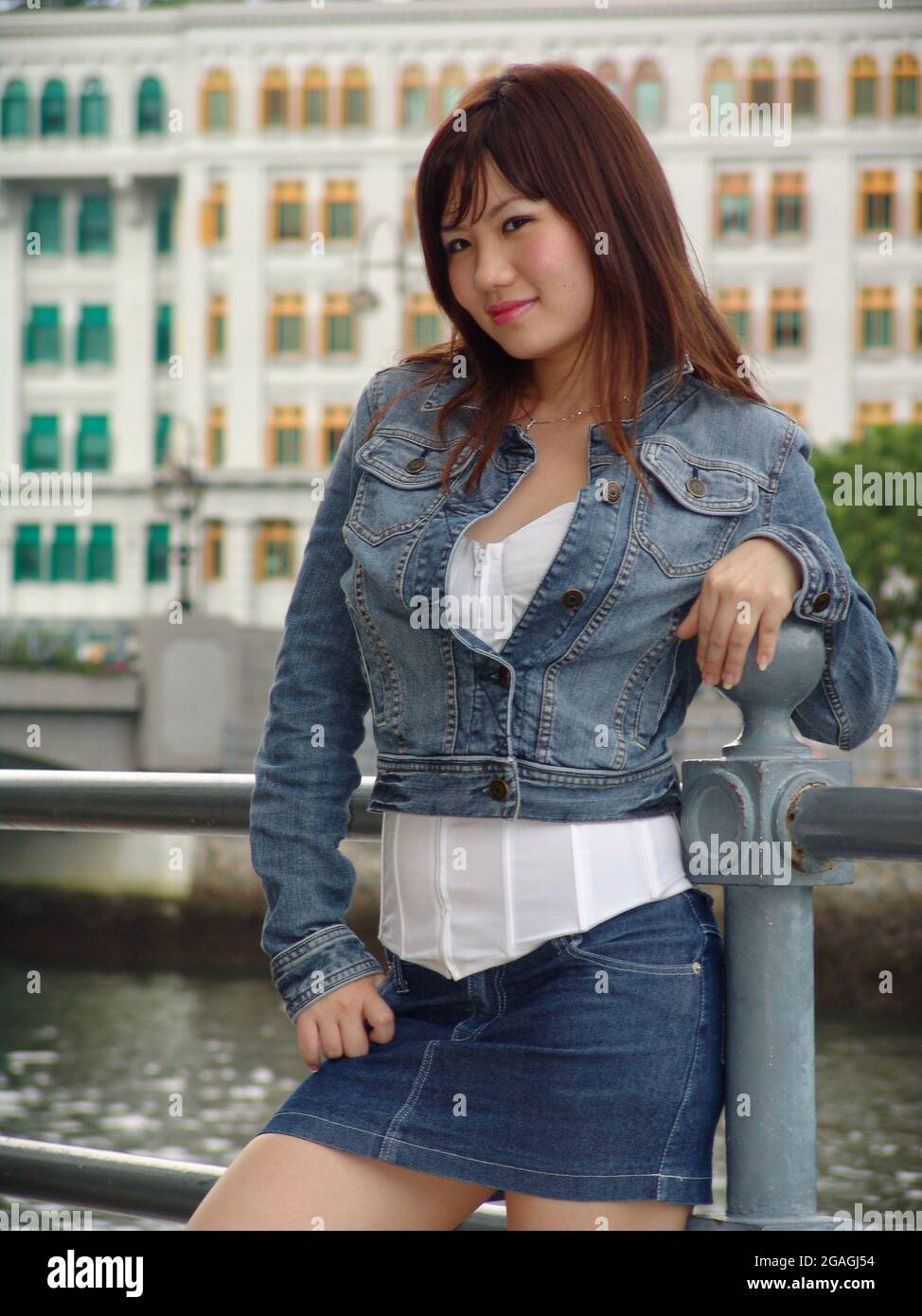 Modello su Walkway dal fiume Singapore Foto Stock