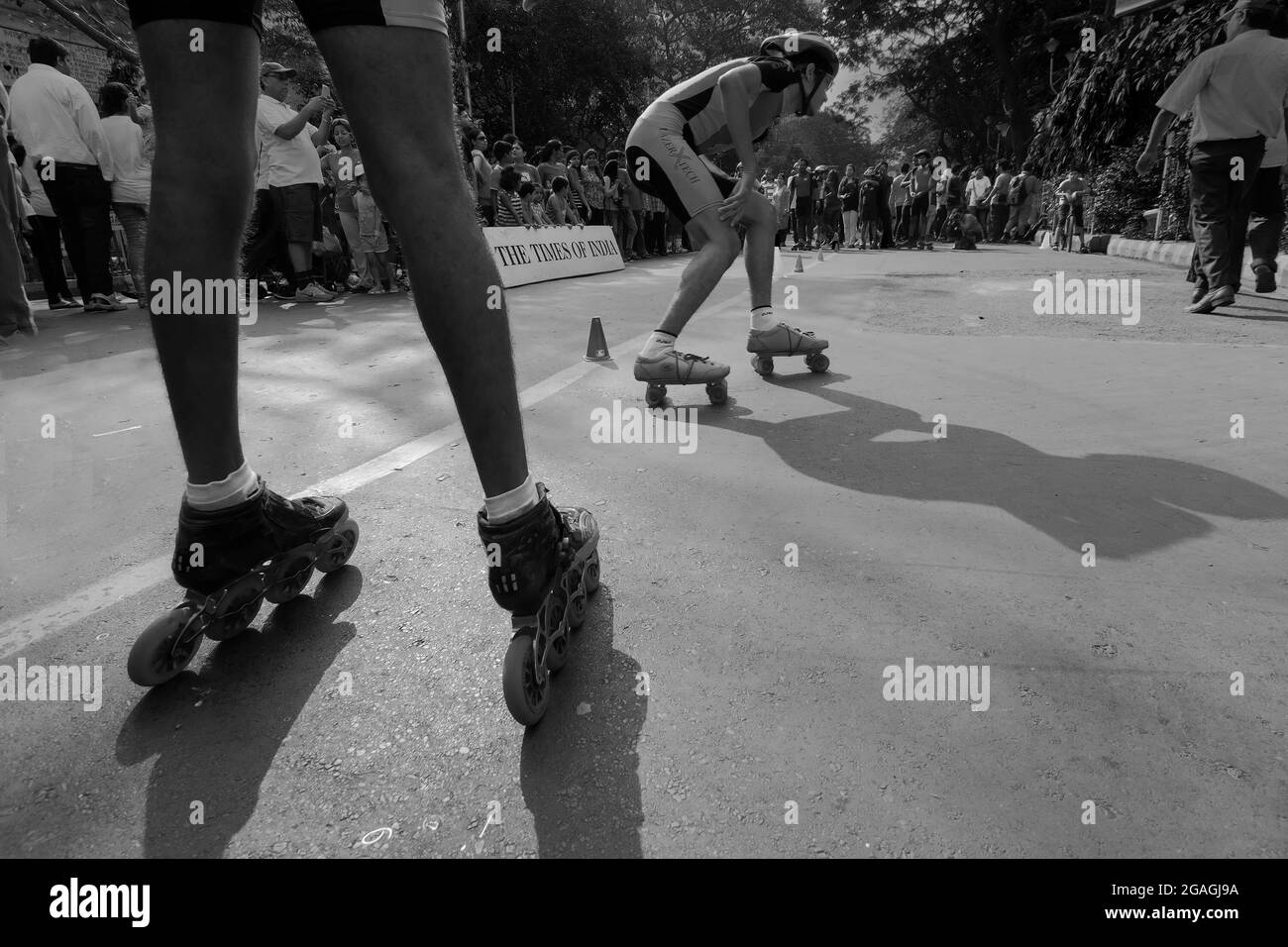 KOLKATA, BENGALA OCCIDENTALE, INDIA - 29 MARZO 2015 : pattinaggio a rotelle per bambini su Park Street per l'evento 'Happy Street' - che consente ai bambini di giocare sulla strada. M Foto Stock