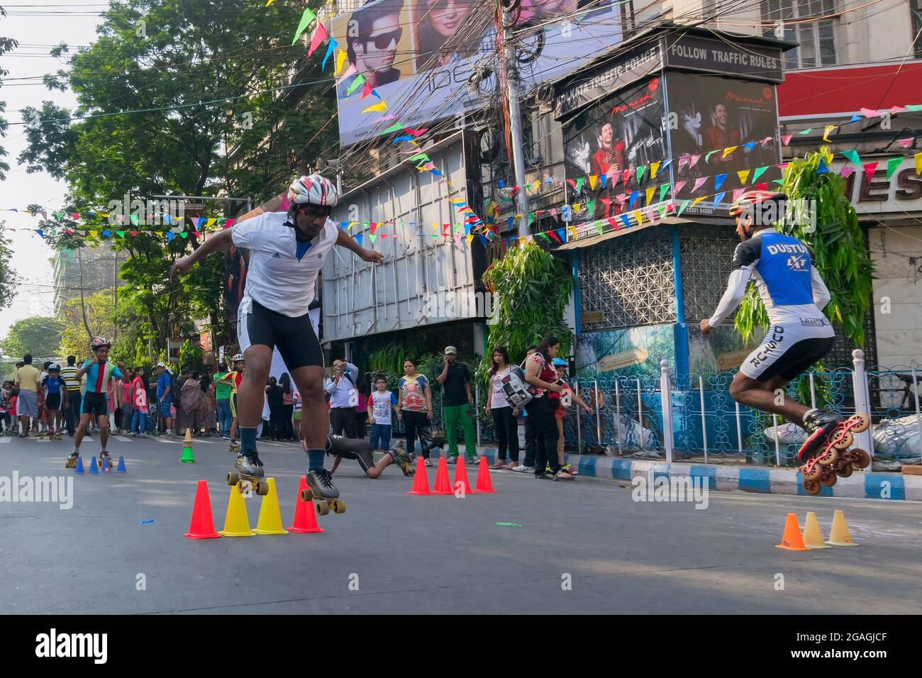 KOLKATA, BENGALA OCCIDENTALE, INDIA - 15 MARZO 2015 : i ragazzi saltano dalle barriere mentre pattinano su Park Street per l'evento 'Happy Street' - permettendo ai bambini Foto Stock