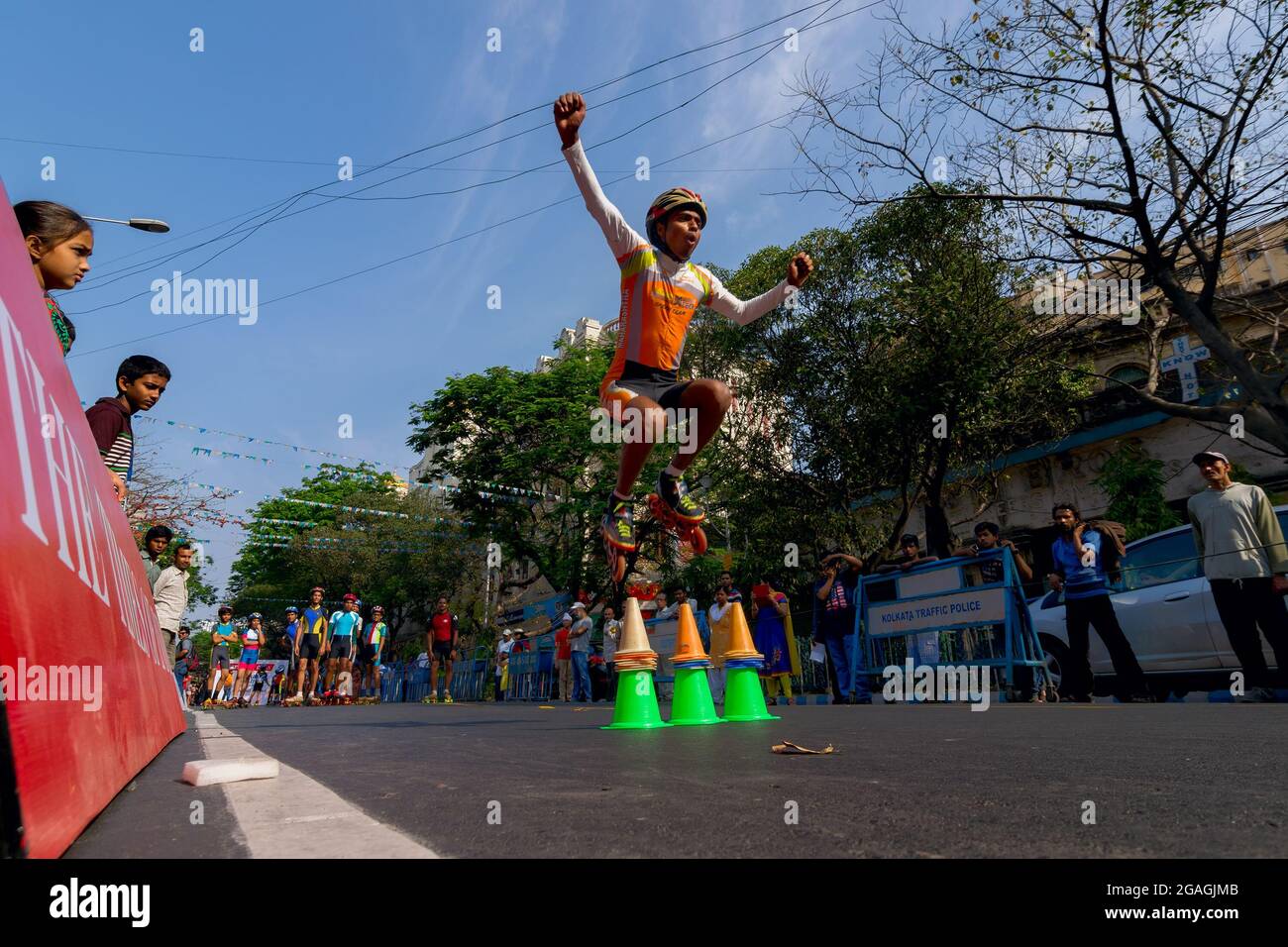 KOLKATA, BENGALA OCCIDENTALE, INDIA - 1 MARZO 2015 : il ragazzo salta fuori dalle barriere mentre pattina su Park Street per l'evento 'Happy Street' - permettendo ai bambini Foto Stock