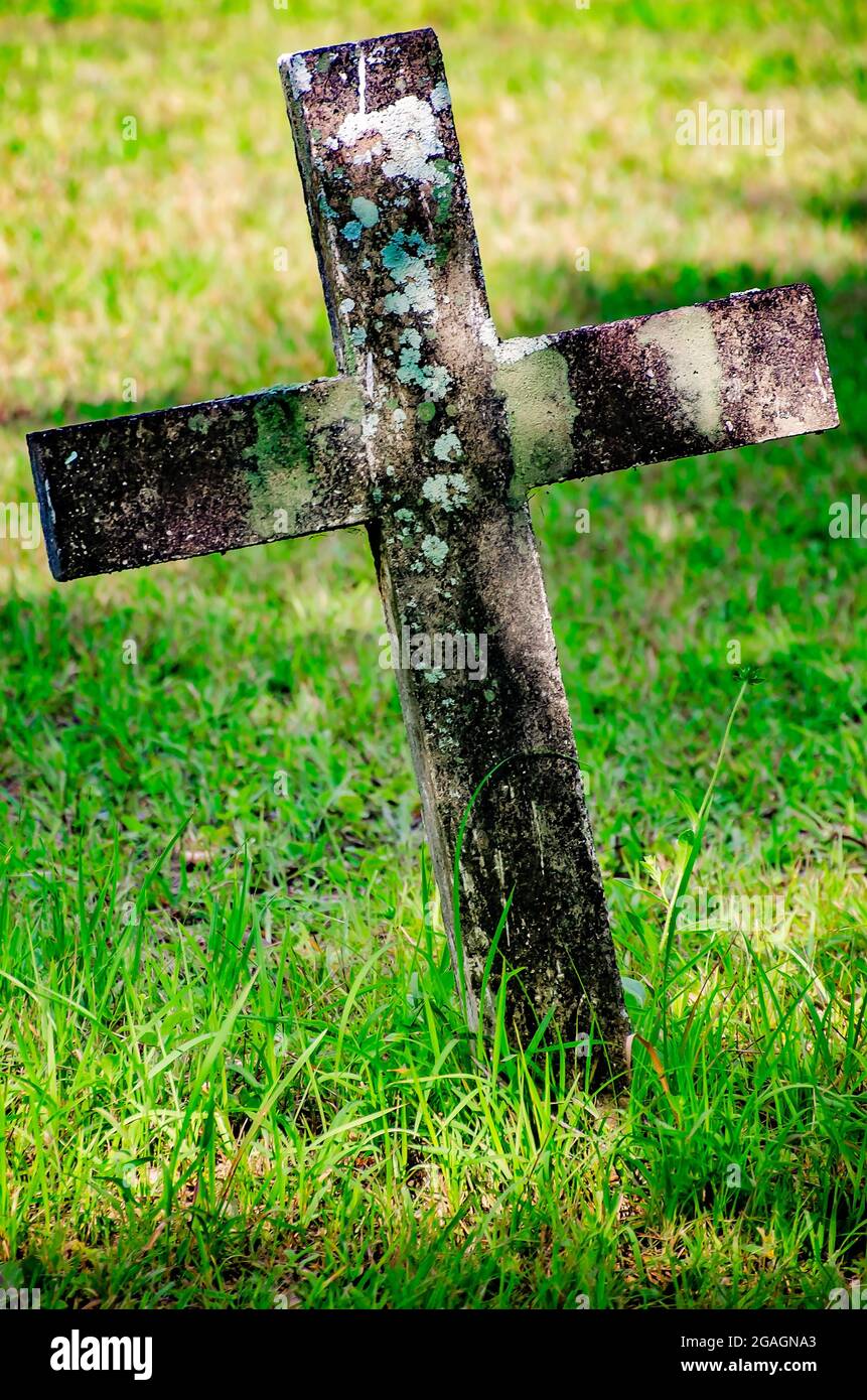 Una croce di cemento si trova nel cimitero di Blakeley nello storico Blakeley state Park, 26 giugno 2021, a Spanish Fort, Alabama. Foto Stock