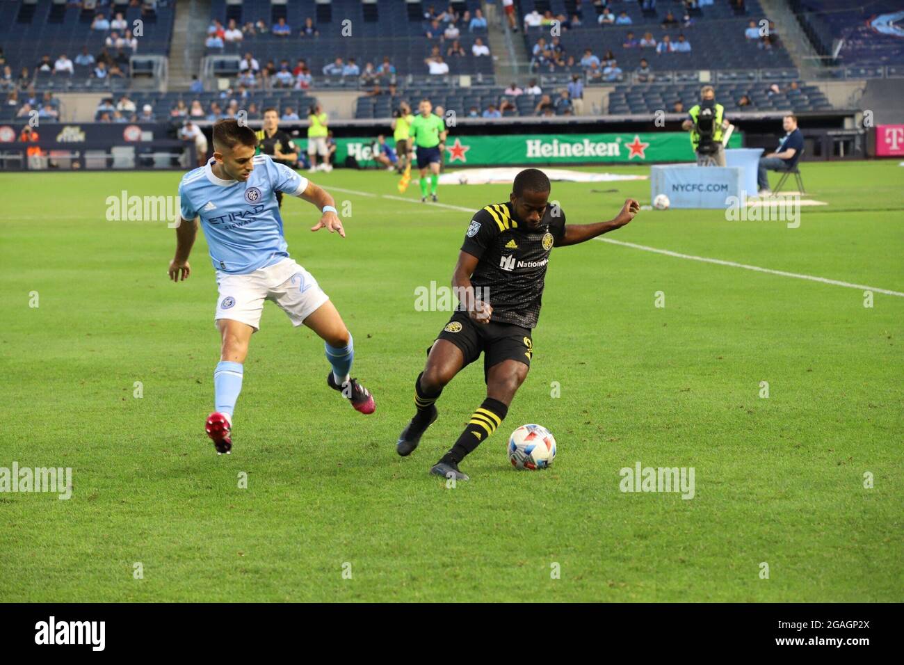 New York, Stati Uniti. 30 luglio 2021. 30 luglio 2021, New York, Stati Uniti d'America: (SPO) Major League Soccer (MLS): NYCFC vs Columbus Crew. 30 luglio 2021, New York, USA: Una partita di calcio tra NYCFC e Columbus Crew durante la Major League Soccer allo stadio Yankee di New York con i tifosi autorizzati allo stadio di tifare le rispettive squadre. Il NYCFC ha vinto 4-1. I gol sono stati segnati da V Castelhanos (14), Thiago Andrade (35), K Parks (51) e Santos Rodrigues (71), mentre l'unico gol attraverso la penalità è stato segnato da Pedro Santos per il Columbus Crew nel (97). Credito : Jose Francisco/Thenews2 (immagine di credito: © Foto Stock