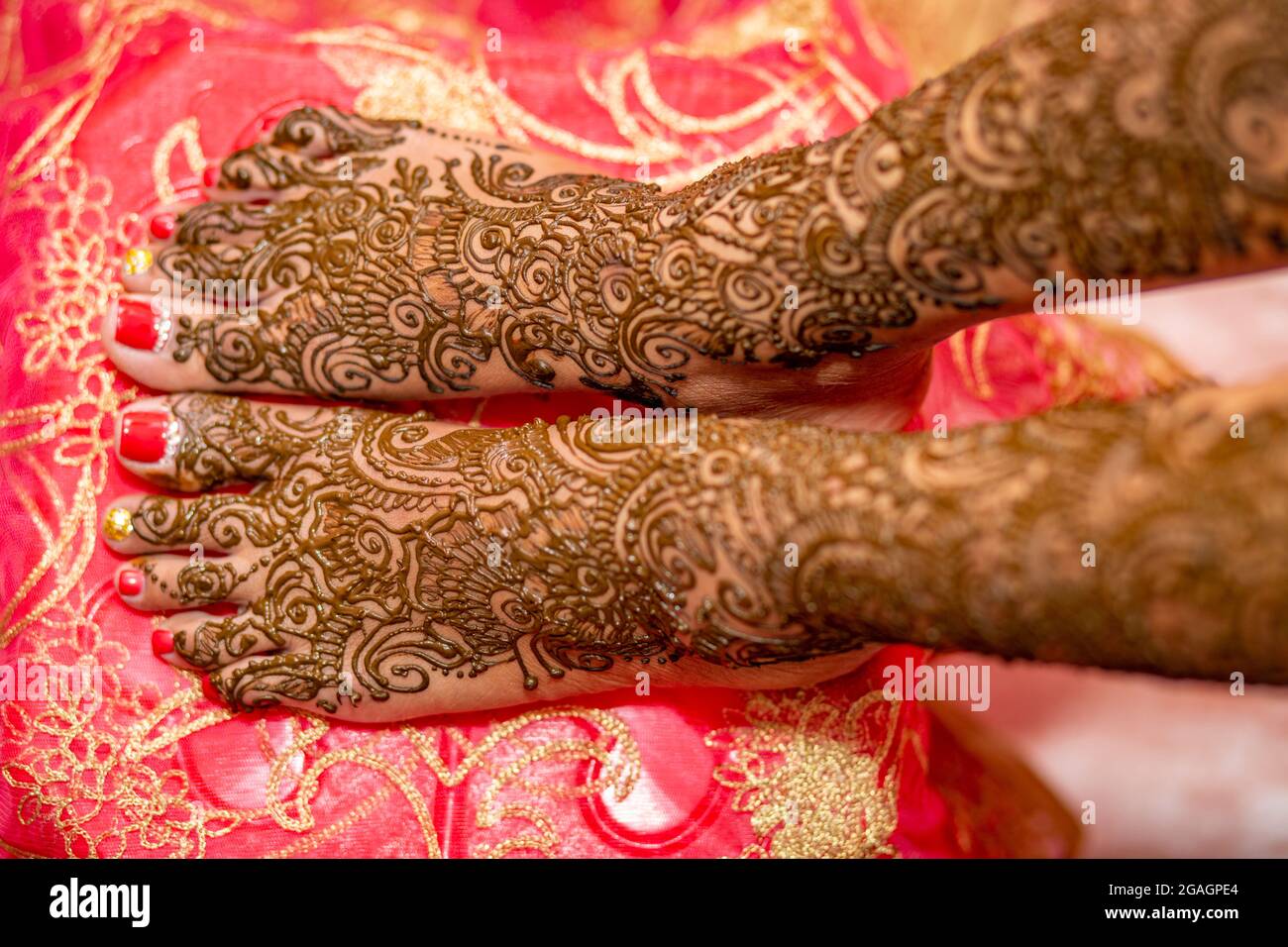 hennè sui piedi della sposa nel suo giorno di nozze Foto Stock