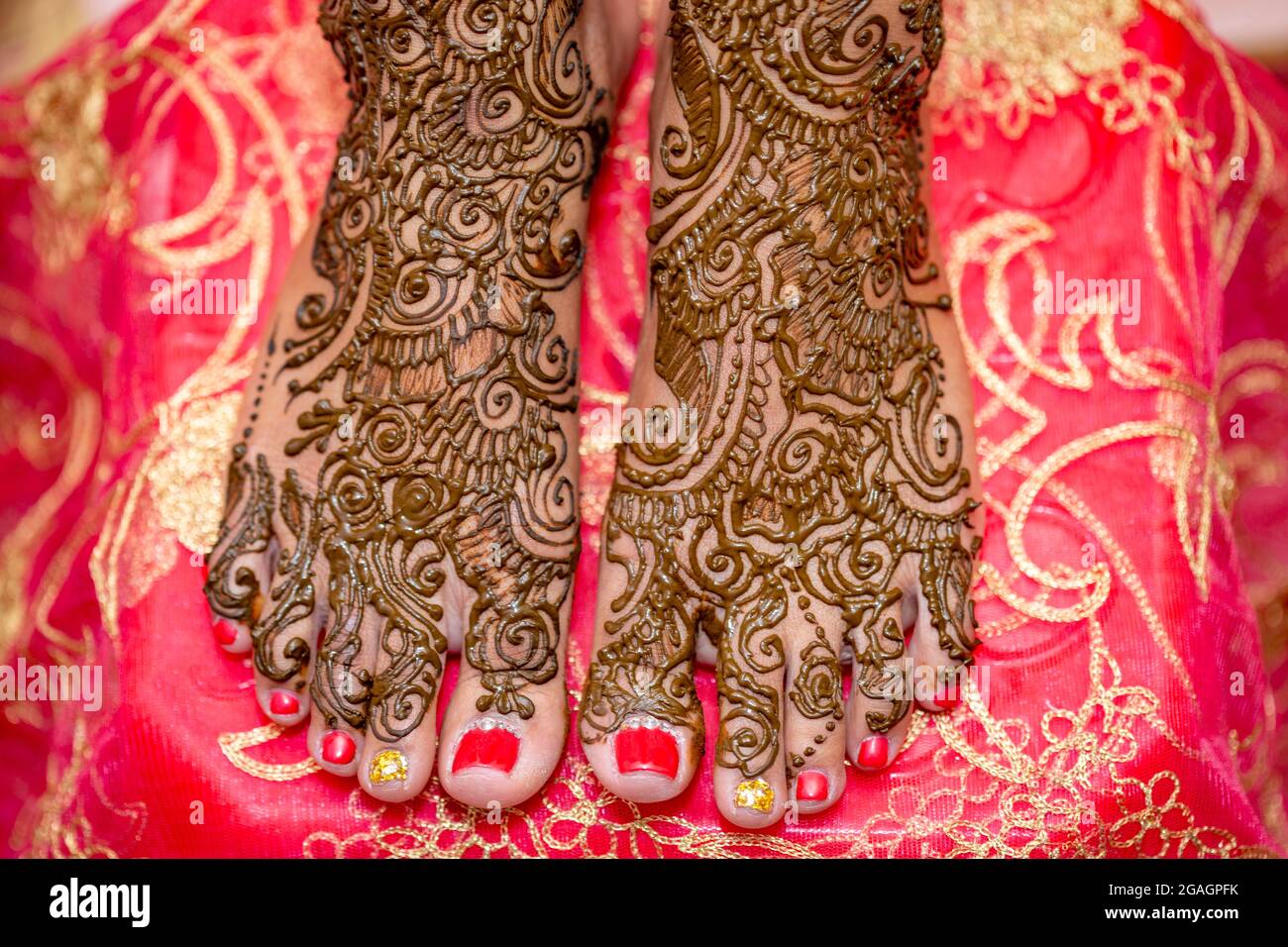 hennè sui piedi della sposa nel suo giorno di nozze Foto Stock