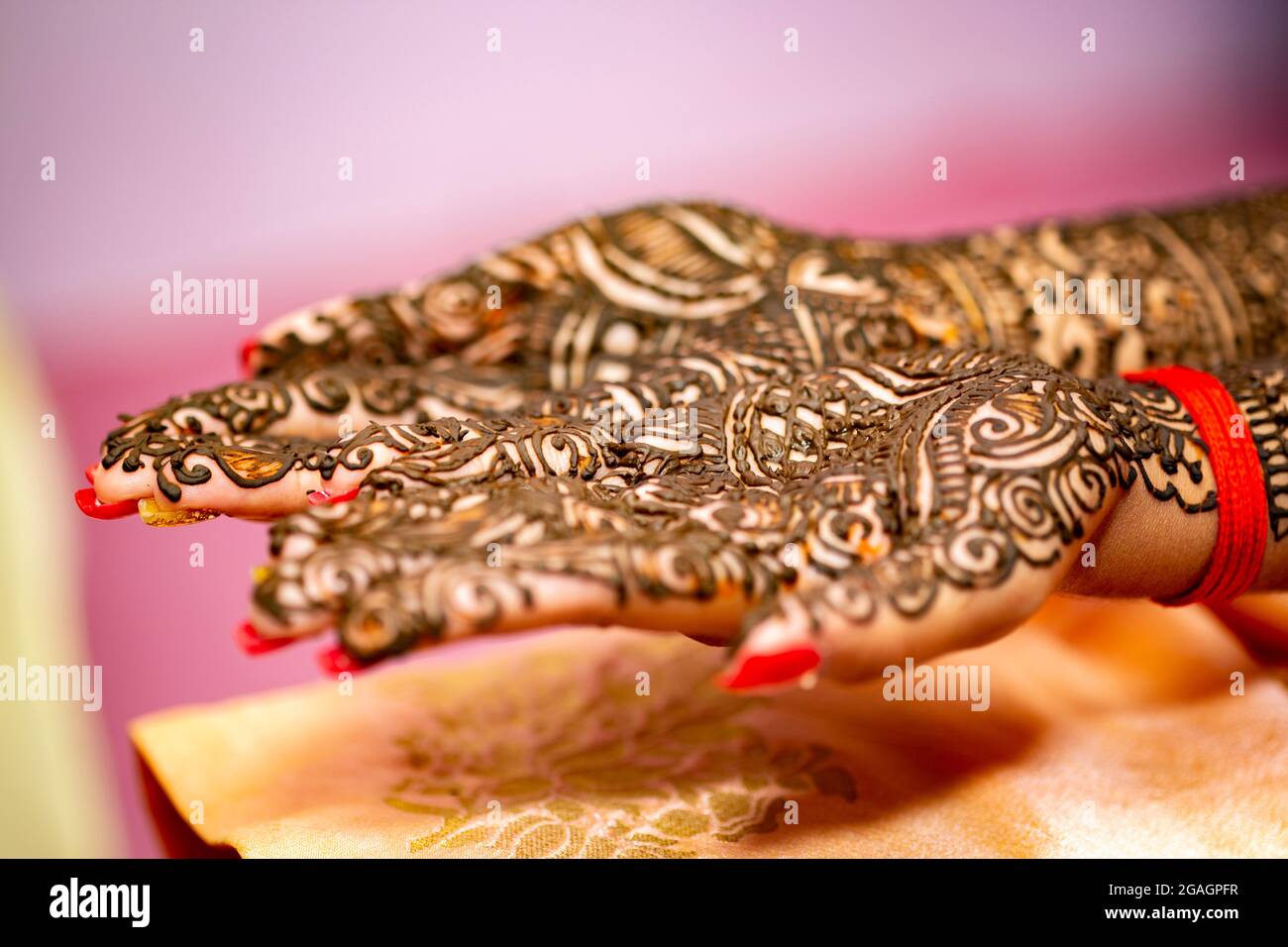 La mano della sposa indù dipinta con hennè alla vigilia del matrimonio. Foto Stock