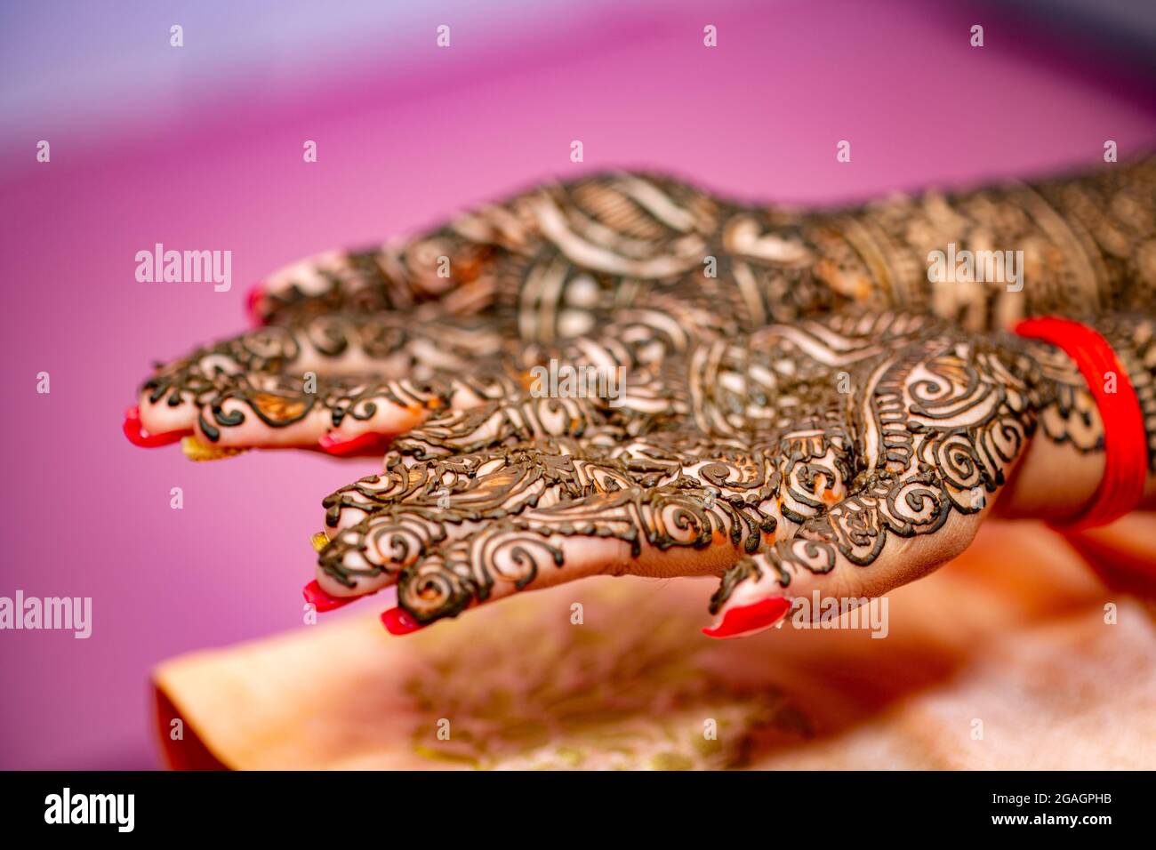 La mano della sposa indù dipinta con hennè alla vigilia del matrimonio. Foto Stock
