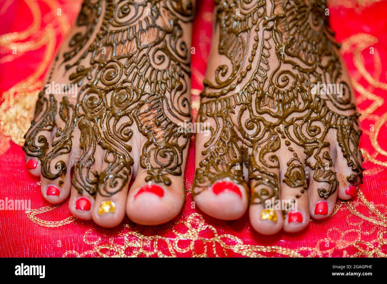 hennè sui piedi della sposa nel suo giorno di nozze Foto Stock