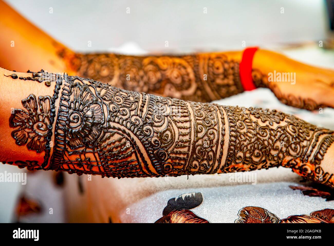 La mano della sposa indù dipinta con hennè alla vigilia del matrimonio. Foto Stock