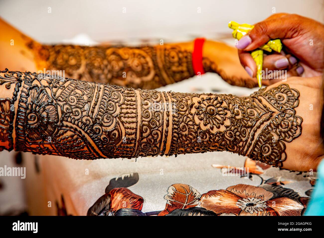 La mano della sposa indù dipinta con hennè alla vigilia del matrimonio. Foto Stock