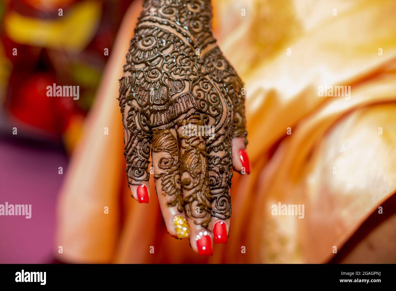 La mano della sposa indù dipinta con hennè alla vigilia del matrimonio. Foto Stock