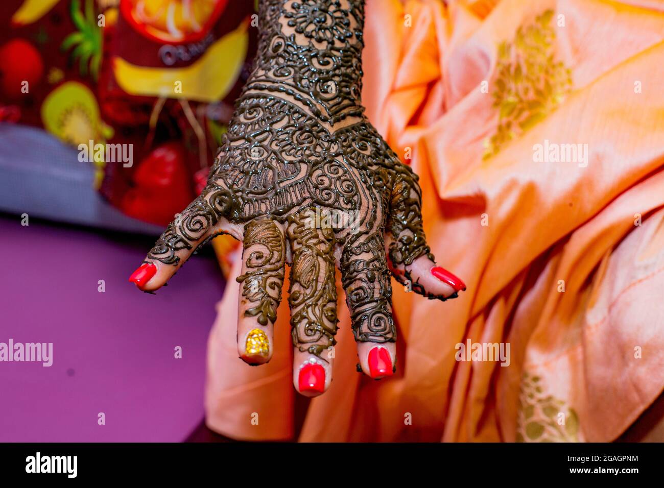 La mano della sposa indù dipinta con hennè alla vigilia del matrimonio. Foto Stock