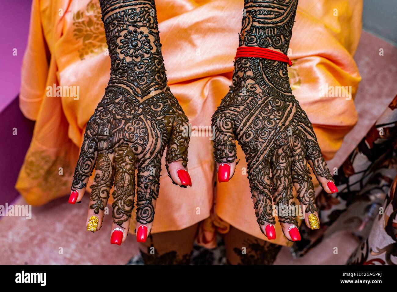 La mano della sposa indù dipinta con hennè alla vigilia del matrimonio. Foto Stock