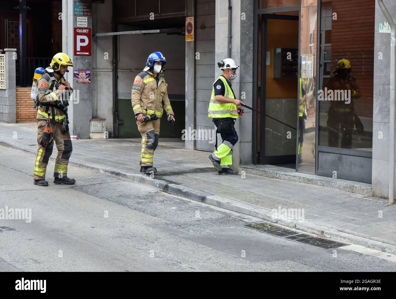 Il Sergente J Palau dei vigili del fuoco della Catalogna, insieme ad un pompiere e ad un tecnico della società di fornitura di gas, entra in un edificio per misurare i vapori in una perdita di gas a Vendrell. Un forte odore di gas ha allertato i residenti di San Jordi Street, Vendrell, dove tre squadre di pompieri della Catalogna e diversi pattugliamenti della polizia locale hanno partecipato all'accesso di chiusura alla zona interessata. I vigili del fuoco, con l'aiuto di tecnici dell'azienda del gas, hanno iniziato le misurazioni del gas in quanto l'odore veniva dalla rete fognaria sotterranea e dalla presenza di vapori o livelli di propano, butano o ga naturale Foto Stock