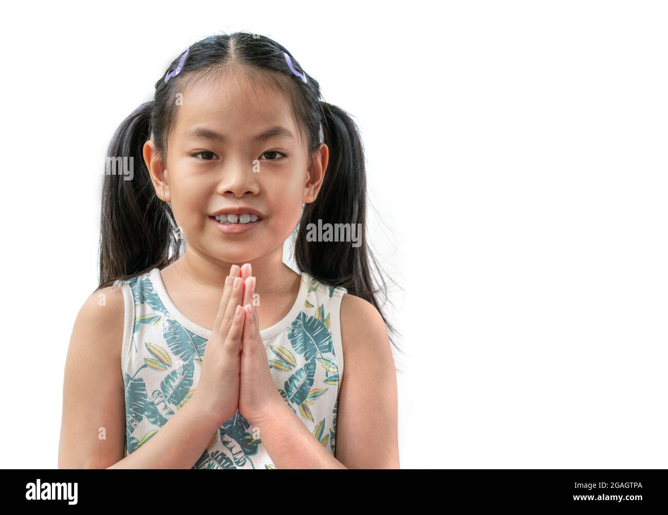 Ritratto di bambina asiatica è saluto in Thailandia stile tradizionale che ha chiamato Sawatdee. Stile di saluto asiatico da mettere insieme a mano. Ragazza del bambino a. Foto Stock