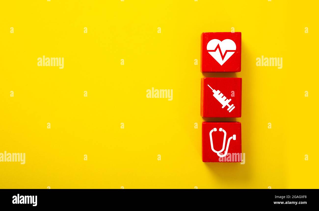 Icona di blocco di legno di assistenza medica. Concetto di protezione dell'assistenza sanitaria Foto Stock