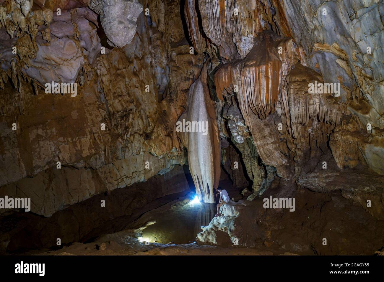 Bella grotta scura nel villaggio di pu Luong nord del Vietnam Foto Stock