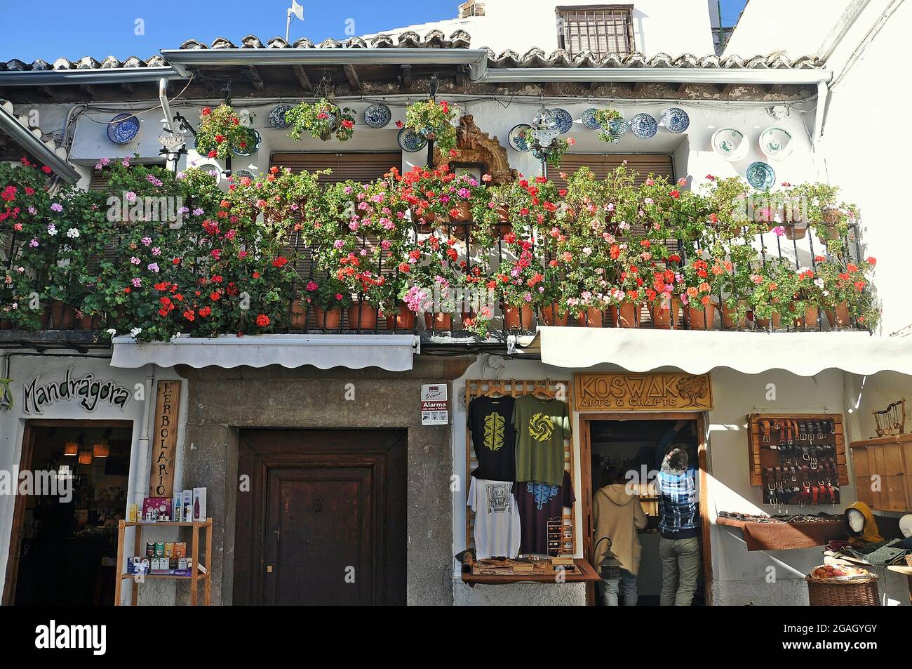 Strade del quartiere Albaicin nella città andalusa di Granada, Spagna Foto Stock