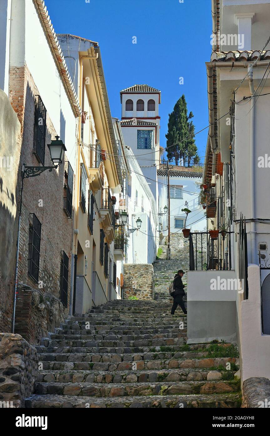 Strade del quartiere Albaicin nella città andalusa di Granada, Spagna Foto Stock