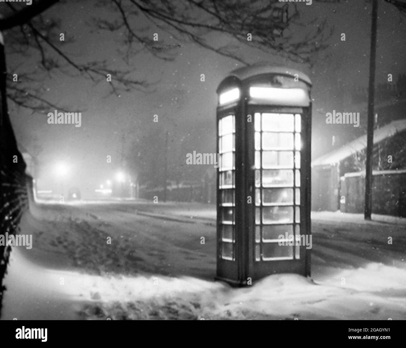 Una scatola telefonica in inverno negli anni '40 Foto Stock
