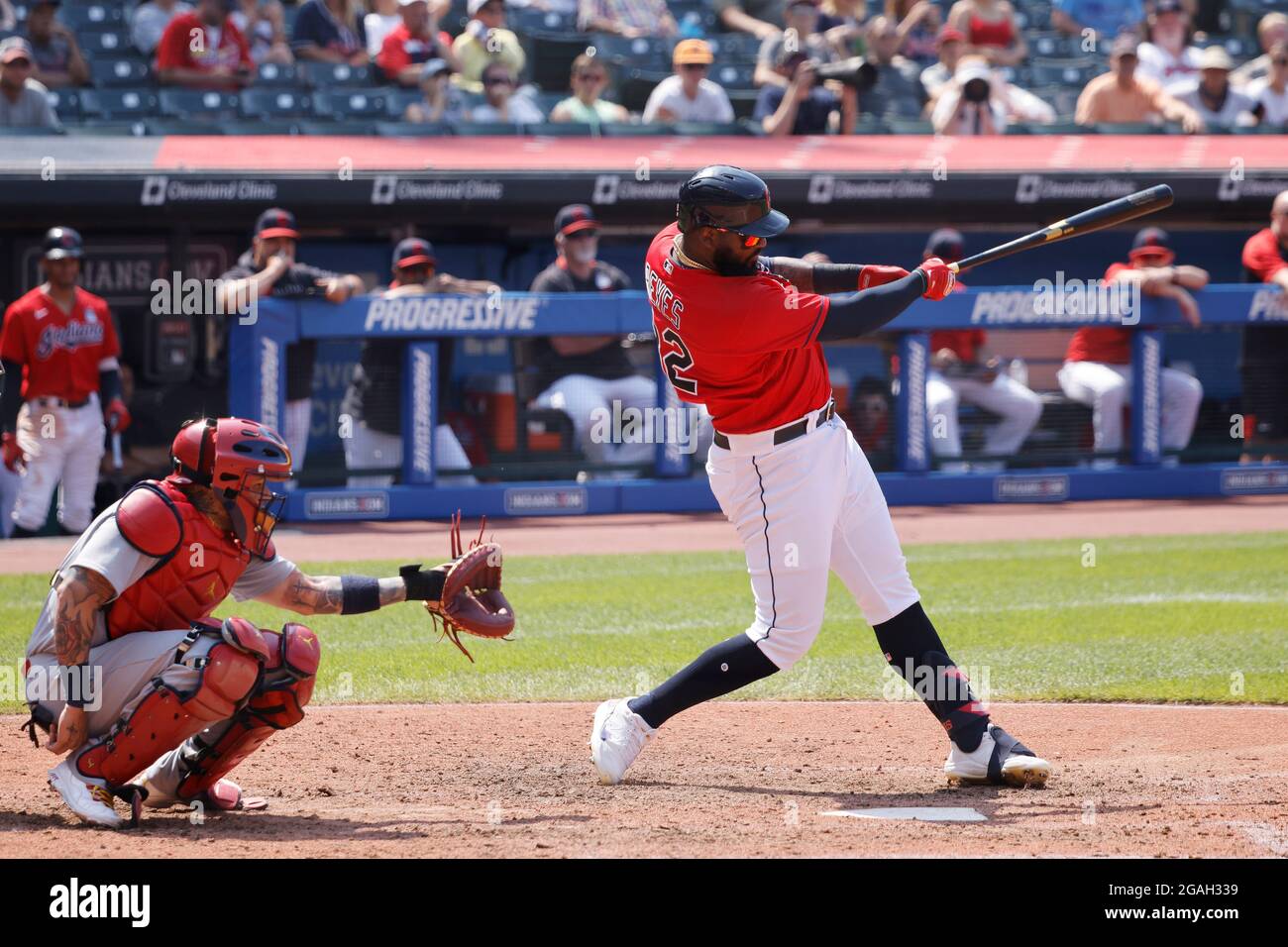 CLEVELAND, OH - LUGLIO 28: Franmil Reyes (32) dei Cleveland Indians pipistrelli durante una partita contro i St. Louis Cardinals al campo progressivo il 2 luglio Foto Stock