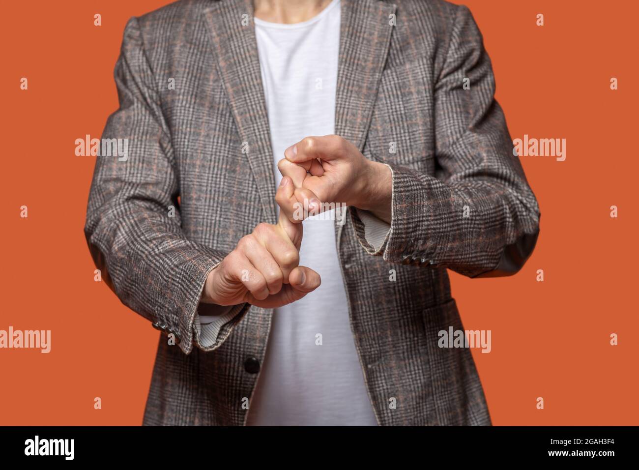 Mani di un uomo che parla con segni e gesti Foto Stock