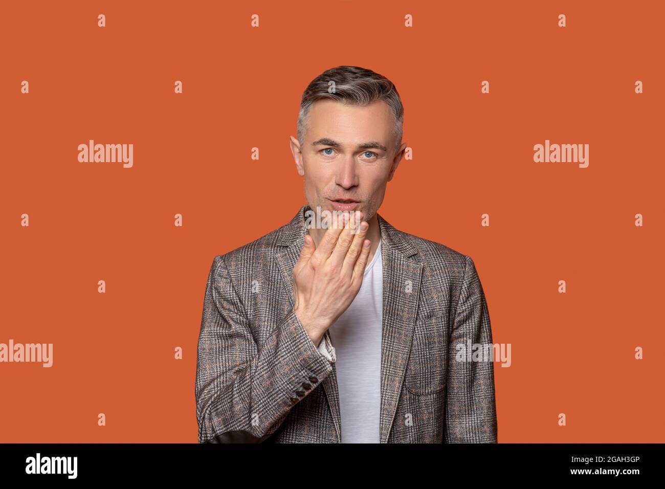 Uomo bello che parla con i gesti Foto Stock