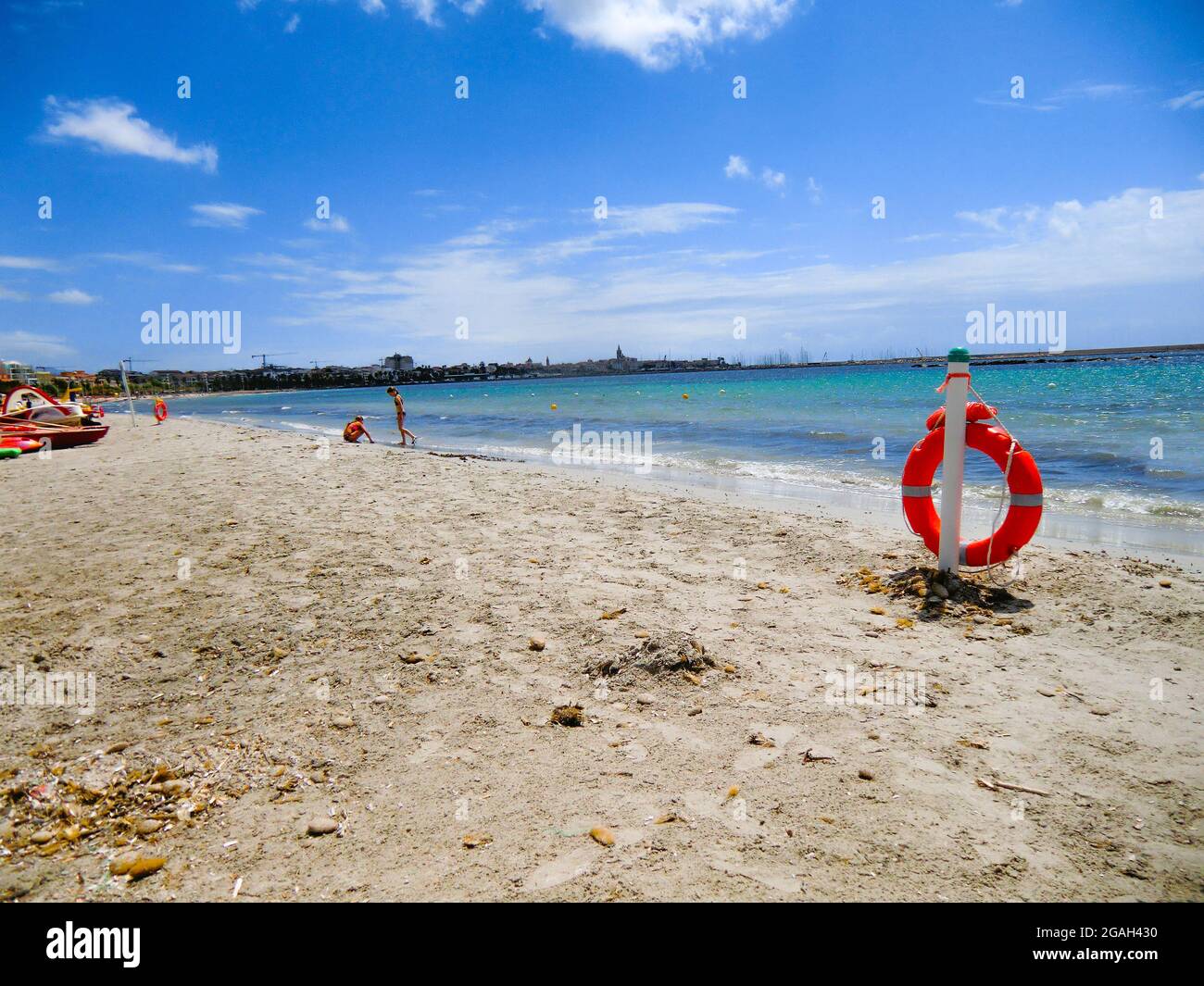 Spiaggia deserta a Platamona sulla costa occidentale della Sardegna, Isola  di Sardegna, provincia di Sassari, Italia, Europa Foto stock - Alamy