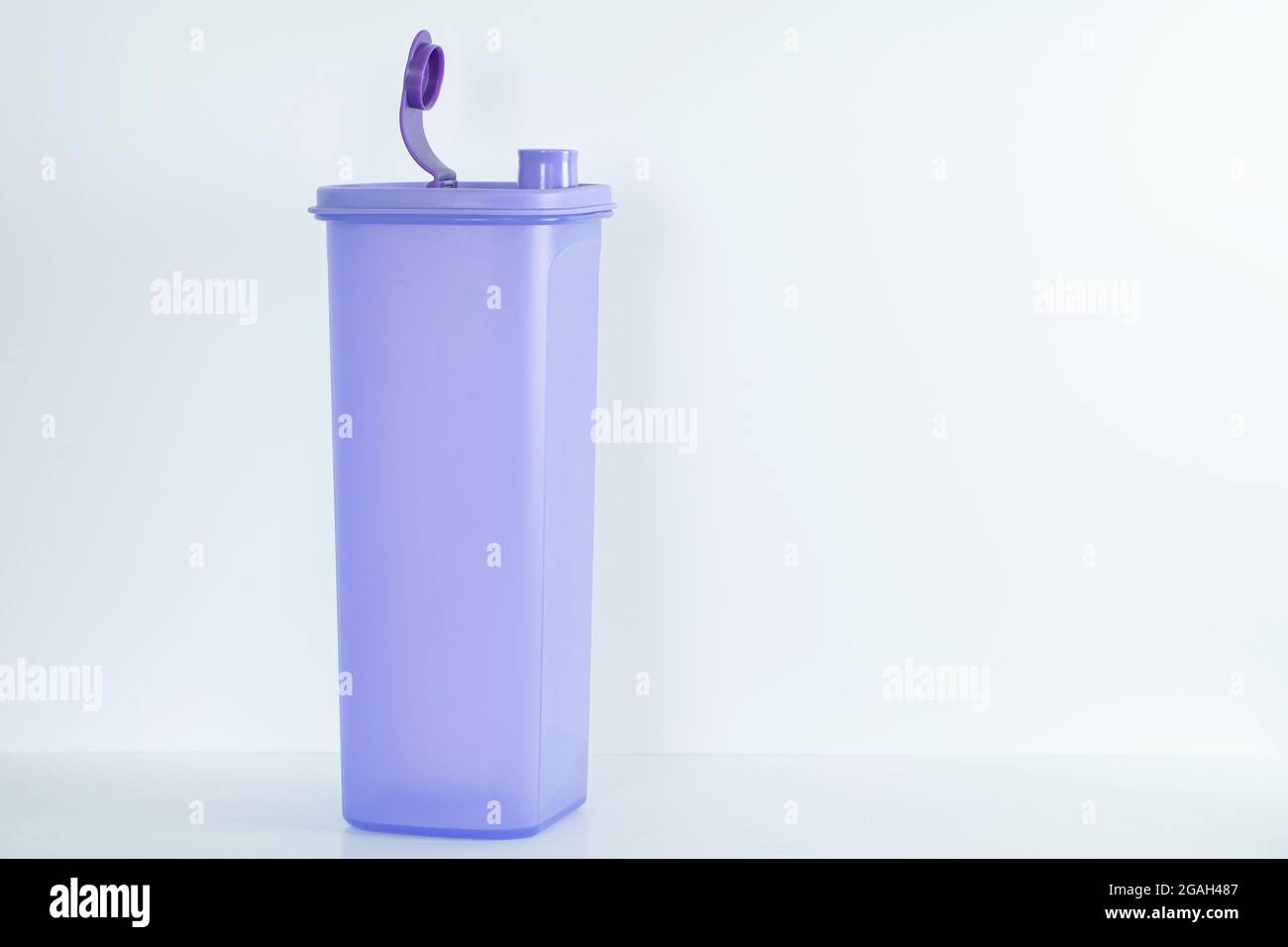 Un grande contenitore di plastica viola su sfondo bianco Foto Stock