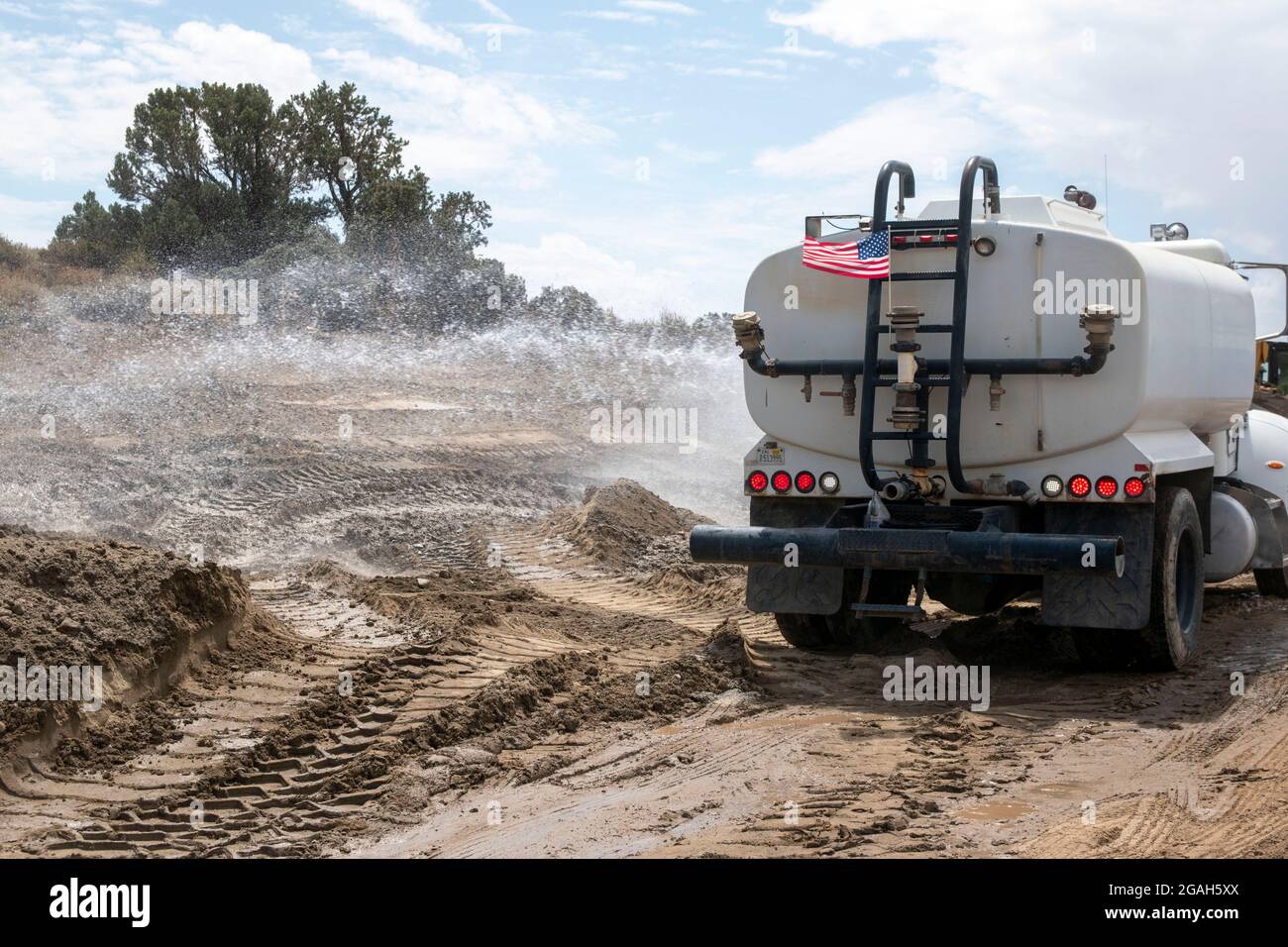 Trapani, bulldozer e carrelli ad acqua sono alcuni dei veicoli utilizzati  per questo progetto stradale su Sherwin Grade nella contea di Mono, CA, USA  Foto stock - Alamy