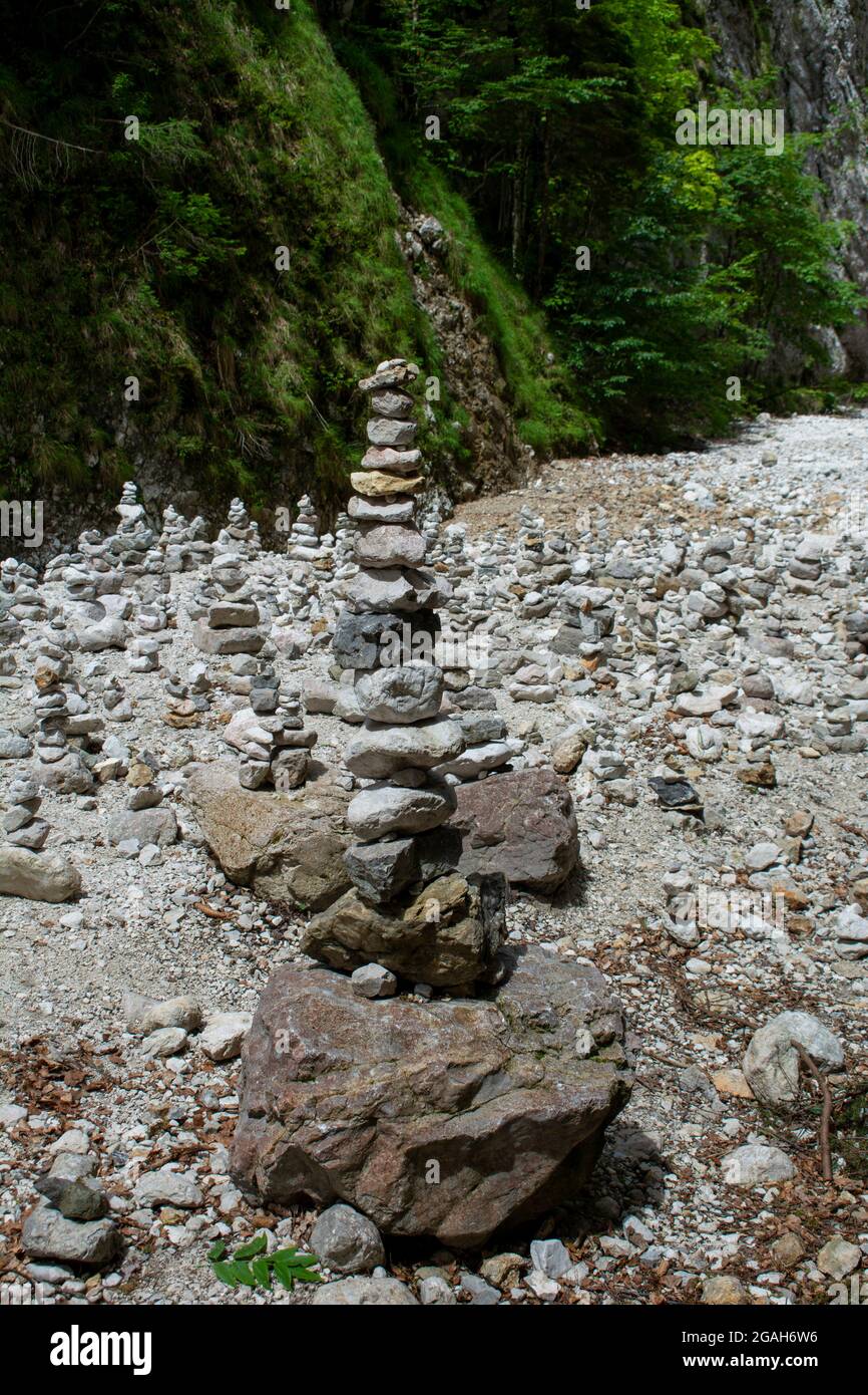 Torri di pietra e mucchi di pietre su una riva del fiume. Rocce impilate che formano torri. Foto Stock