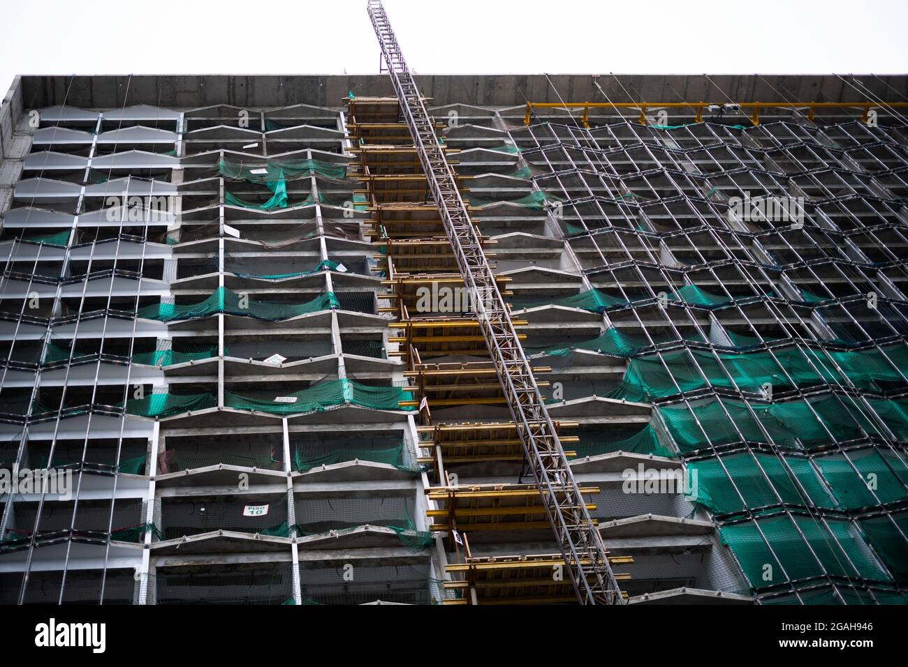 Edificio en construcción, Crane e cantiere edile contro il cielo blu Foto Stock