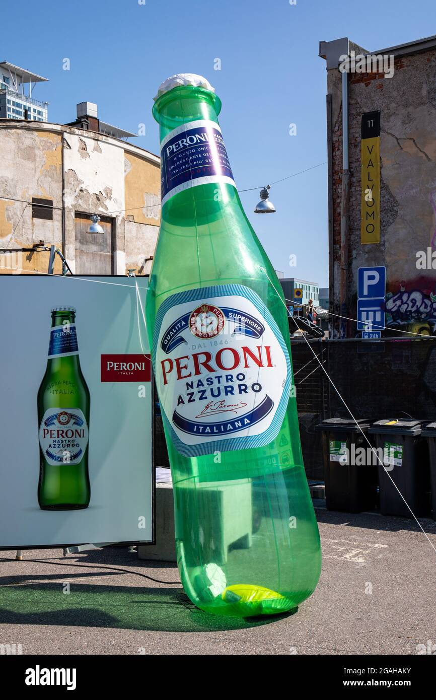 Bottiglia di plastica verde gonfiabile gigante che fa pubblicità alla birra  italiana Peroni nastro Azzurro nel quartiere Suvilahti di Helsinki,  Finlandia Foto stock - Alamy