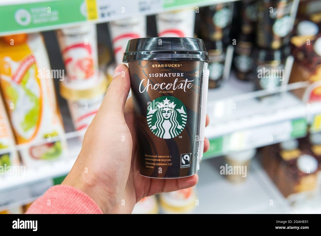 Tyumen, Russia-08 giugno 2021: Bevanda a base di latte aromatizzato al cioccolato Starbucks. Messa a fuoco selettiva Foto Stock