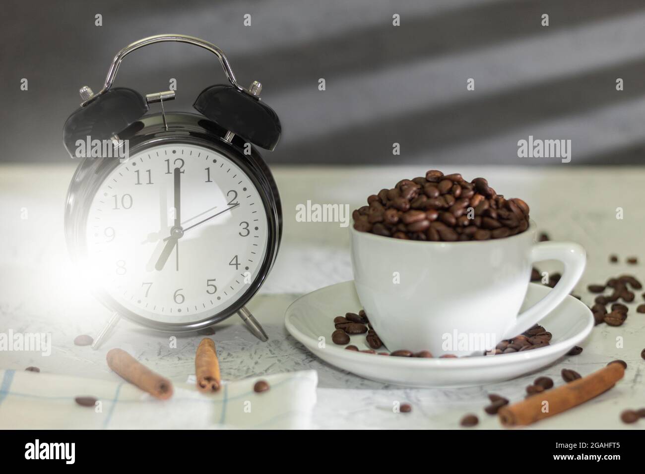 La sveglia punta a 7.00 e un'illuminazione solare con luce solare brillante. Spazio di sfondo per il testo Foto Stock