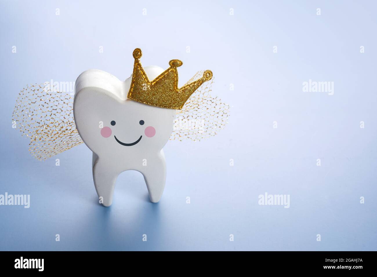 Festa nazionale del dente. Fata dei denti dei bambini. Carino dente con le ali, una corona. Foto Stock